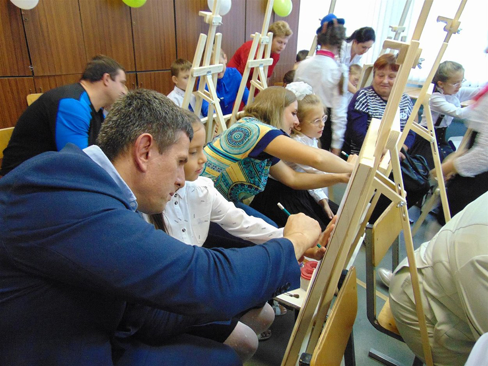 В Железногоске появилась коворкинг-студия «Раскрасим мир волшебными красками» для совместного творчества детей с ОВЗ и их родителей